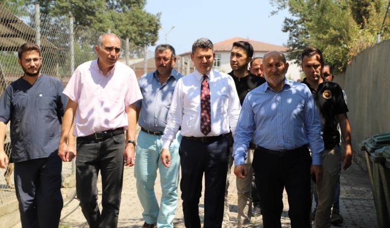 BAŞKAN PÜSKÜLLÜ VE KAYMAKAM GÖKPINAR’DAN HAYVAN BARINAĞI VE ŞANTİYE ALANINA ZİYARET