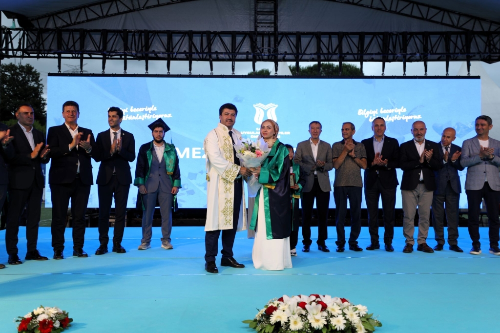 SUBÜ 3.263 öğrencisini coşkulu törenle mezun etti