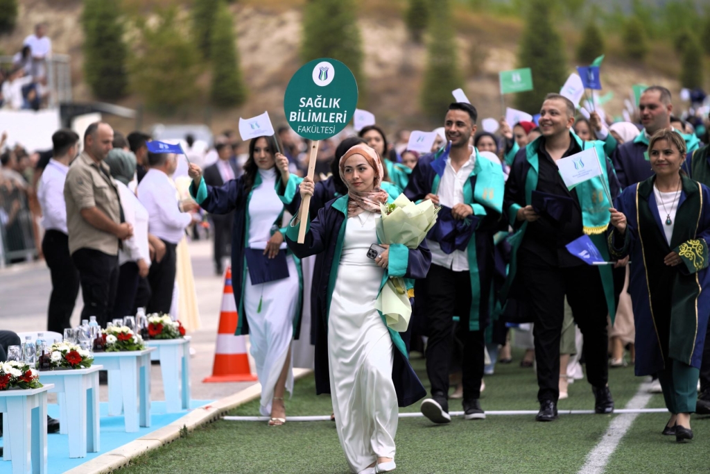 SUBÜ 3.263 öğrencisini coşkulu törenle mezun etti