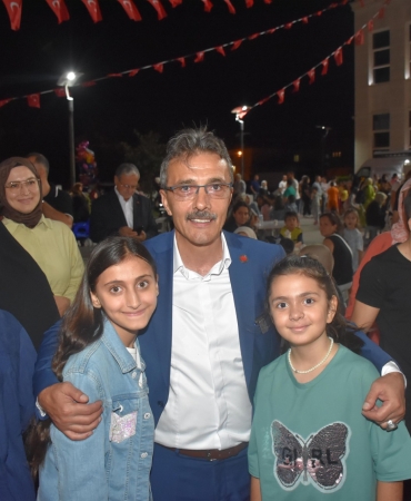 thumbnail_ERENLER DE ‘MAHALLEMDE ŞENLİK VAR’ HIZ KESMİYOR (1)