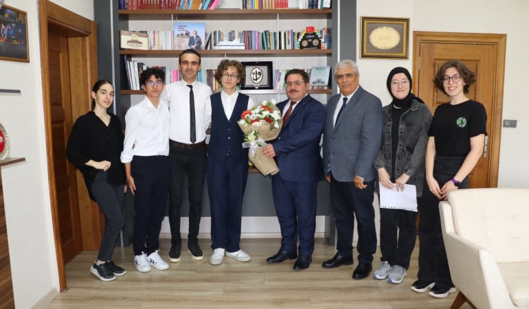 Cevat Ayhan Fen Lisesi Öğrencilerinden İl Millî Eğitim Müdürü Coşkun Bakırtaş’a Ziyaret