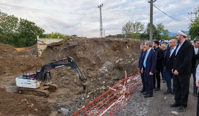Başkan Alemdar çalışmaları yerinde inceledi;  Mesudiye Köprüsü ile Karapürçek’e güçlü bağlantı sağlanacak