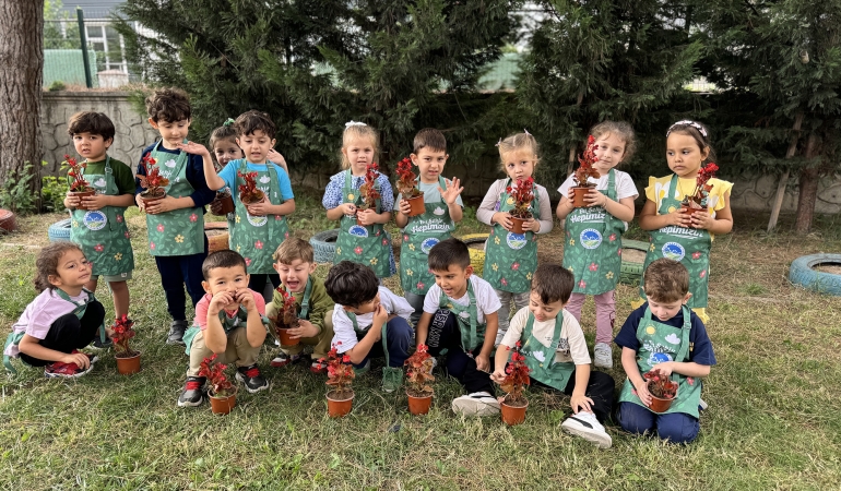 Minik bahçıvanlar çiçeklerle geleceği şekillendiriyor
