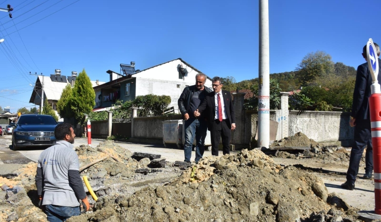 BAŞKAN ŞENOL DİNÇ, DEĞİRMENDERE’DE DOĞALGAZ ÇALIŞMALARINI İNCELEDİ (3)