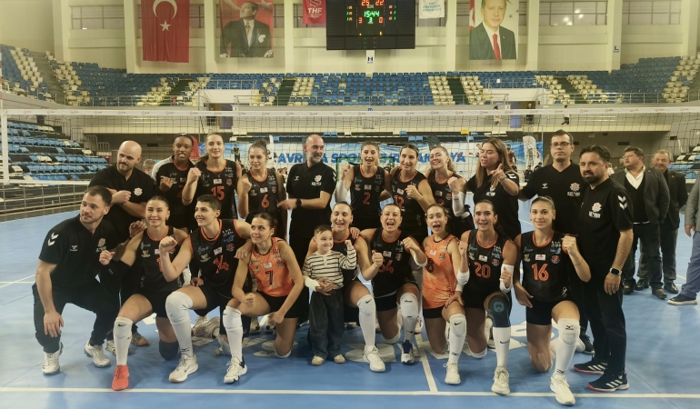 Kızlar Paşalar Gibi! Sakarya Voleybol Fırtınası Dinmiyor