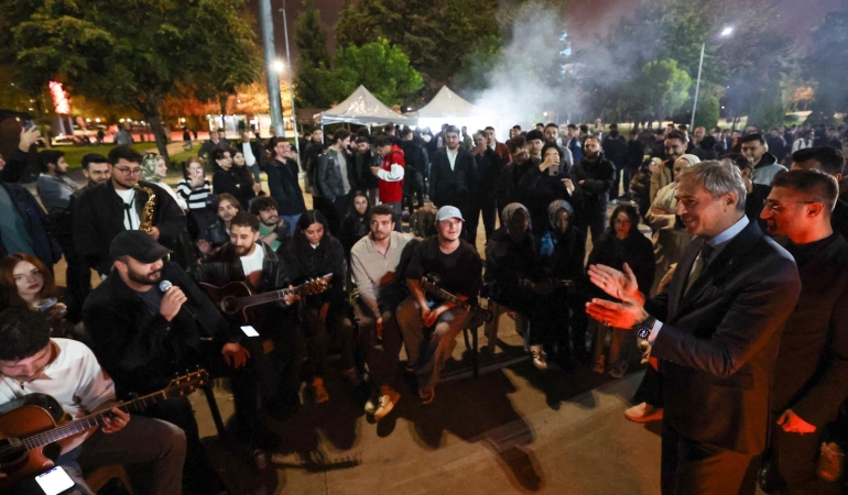 Başkan Yusuf Alemdar sınav haftası öncesi öğrencilerle buluştu:  Kampüse İrtibat Ofisi, 7/24 Açık Kütüphane, Bilim Merkezi ve AKM…