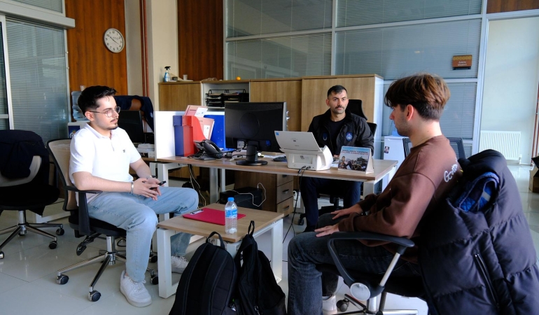 Serdivan’da Örnek Davranış: Gençler Altınları Zabıtaya Teslim Etti