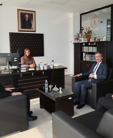 BAŞKAN ŞENOL DİNÇ İL HALK KÜTÜPHANESİ’NE ZİYARET ETTİ (4)