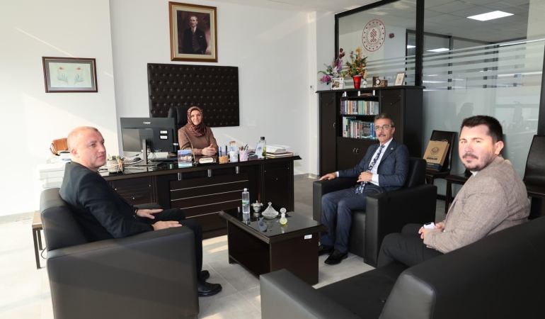 BAŞKAN ŞENOL DİNÇ İL HALK KÜTÜPHANESİ’NE ZİYARET ETTİ (4)