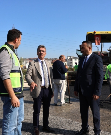 thumbnail_ERENLER’DE ASFALT ÇALIŞMALARI TÜM HIZIYLA SÜRÜYOR (1)