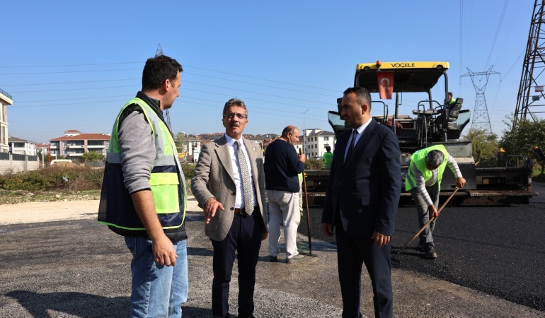 thumbnail_ERENLER’DE ASFALT ÇALIŞMALARI TÜM HIZIYLA SÜRÜYOR (1)