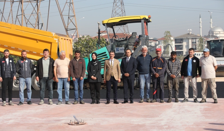 thumbnail_ERENLER’DE ASFALT SEFERBERLİĞİ BAŞKAN ŞENOL DİNÇ ÇALIŞMALARI YERİNDE İNCELEDİ (9)