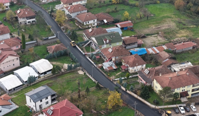 HENDEK’İN DÖRT BİR YANINDA SICAK ASFALT ÇALIŞMALARI TAM GAZ