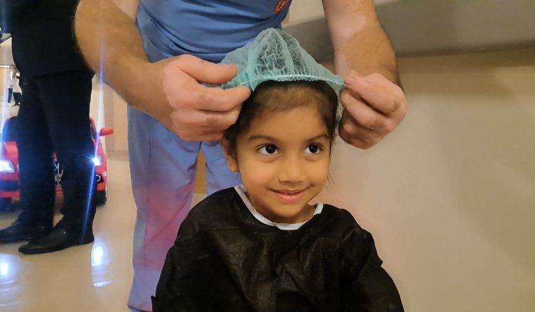 Sakarya’da Çocuk Dostu Ameliyat Uygulaması: Minikler Artık Akülü Arabalarla Ameliyathaneye Gidiyor