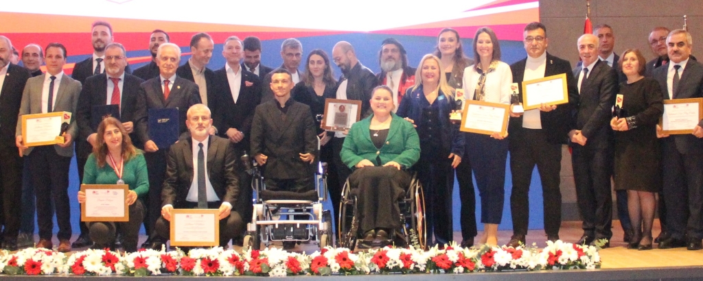 Harmanlıkspor ödülünü aldı