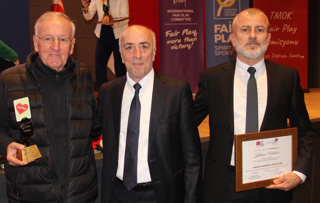 Harmanlıkspor ödülünü aldı