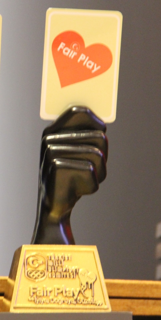 Harmanlıkspor ödülünü aldı