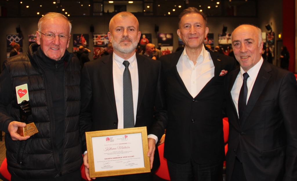 Harmanlıkspor ödülünü aldı