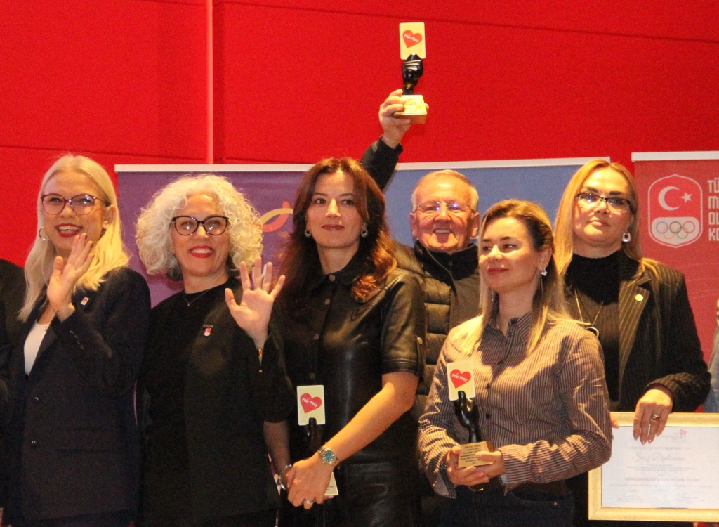 Harmanlıkspor ödülünü aldı