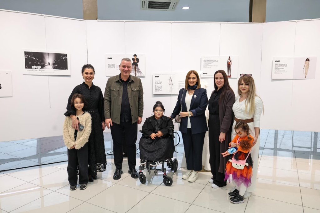 Irmak Can Kaydı’dan ilk moda sergisi: “Bir Hayalin Kıyısında” sanatseverlerle buluştu 1 Irmak Can Kaydı’dan ilk moda sergisi: “Bir Hayalin Kıyısında” sanatseverlerle buluştu