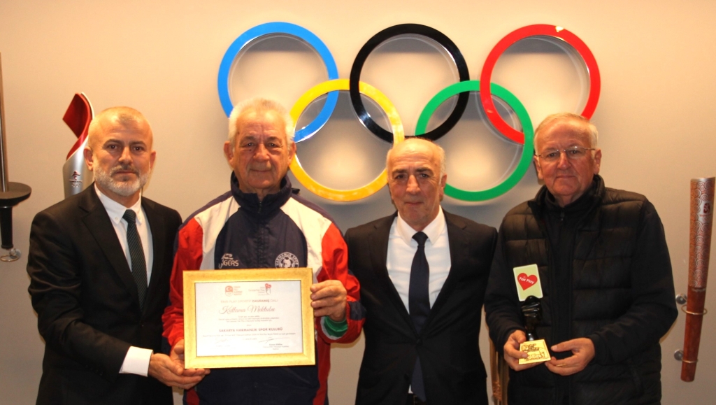 Harmanlıkspor ödülünü aldı