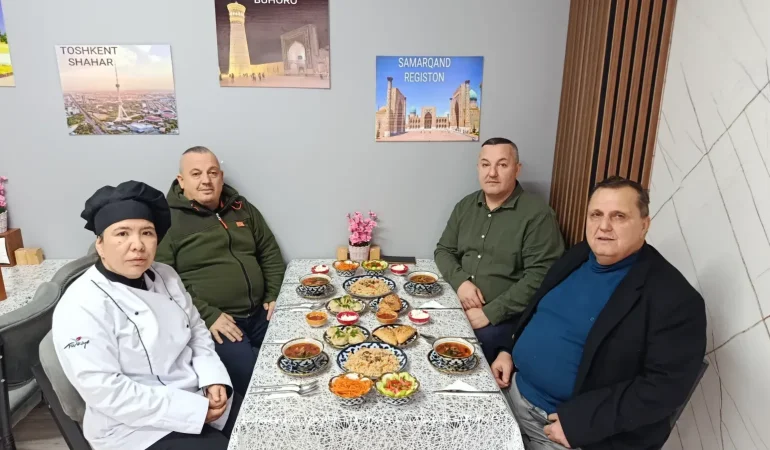 Adapazarı’nda Özbek kültürü sofralara taşındı. Selçuk ÖZKURT: “Burada sadece yemek değil, bir Özbek kültürü yaşatıyoruz”