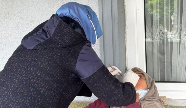 Karadere Mahallesi’nde evde ağız ve diş sağlığı hizmeti örnek oldu