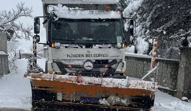 HENDEK BELEDİYESİ´NİN KARLA MÜCADELESİ BAŞLADI