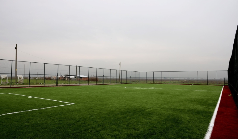 Geyve Bayat ve Eşme’de spor sahaları hizmete gün sayıyor