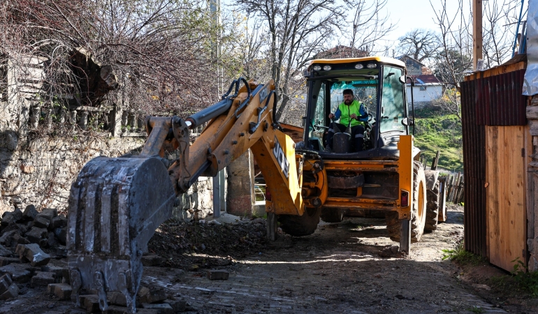 Merkeze 85 kilometre uzaklıktaki Taraklı Alballar’da altyapı dönüşümü başladı