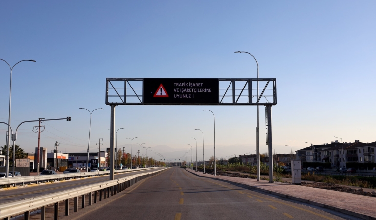 Sürücülere rehber olan dev ekran Karaman Yolu’nda farklı noktaya alındı