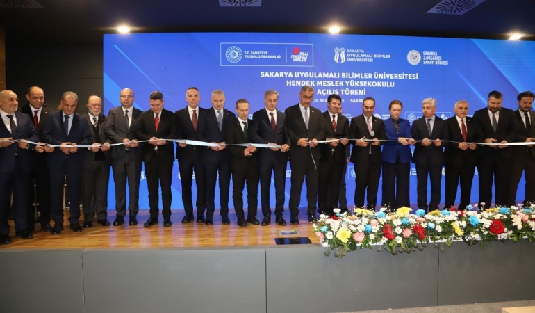 SANAYİ VE TEKNOLOJİ BAKANI MEHMET FATİH KACIR HENDEK’TE EĞİTİM VE SANAYİ YATIRIMLARINI İNCELEDİ