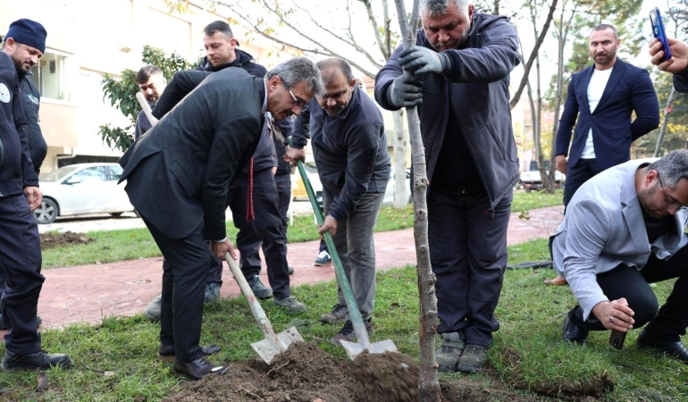 thumbnail_BAŞKAN ŞENOL DİNÇ “DAHA YEŞİL BİR ERENLER İÇİN ÇALIŞIYORUZ” (2)