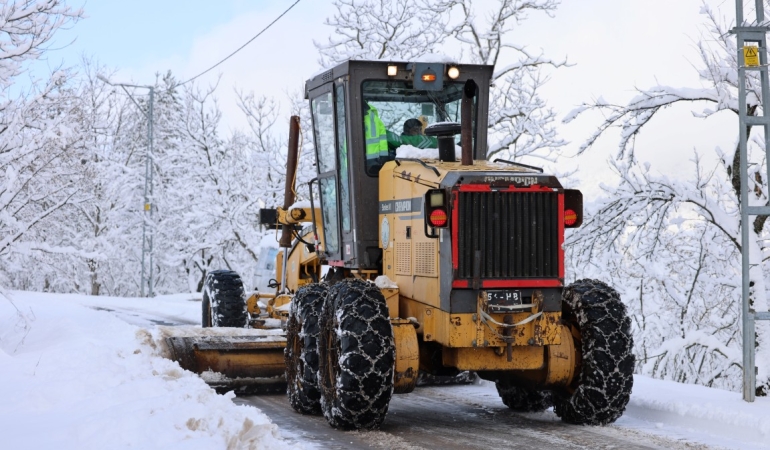 HENDEK BELEDİYESİ EKİPLERİNİN KAR MESAİSİ SÜRÜYOR