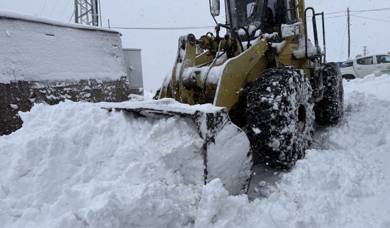Büyükşehir’in kar mesaisi sonuç verdi: 6 grup yolu ulaşıma açıldı