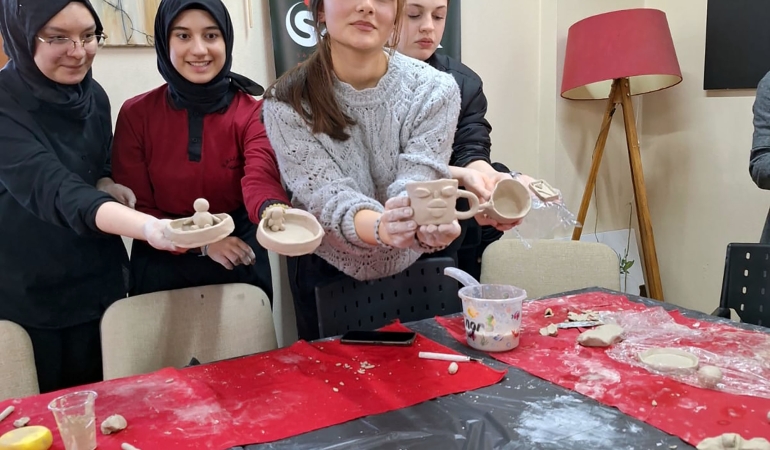 SAMEK’te minik eller mutfağa, gençler seramiğe dokundu