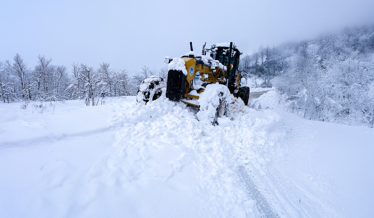 Büyükşehir’den 5 ilçede kar mesaisi: 35 kapalı grup yolunda 34’ü açıldı