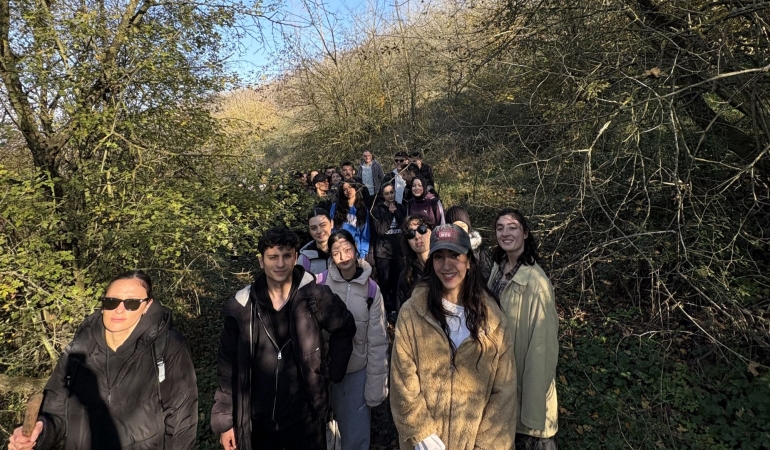 Hem doğa yürüyüşü yaptılar hem çevreyi temizlediler