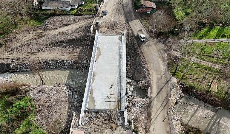 Karapürçek’i şehre bağlayan köprüde sona doğru