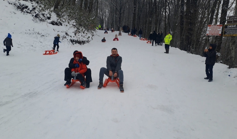 Akyazı’da Aktepe Kızak Şenliği çocukların karne sevincine renk kattı