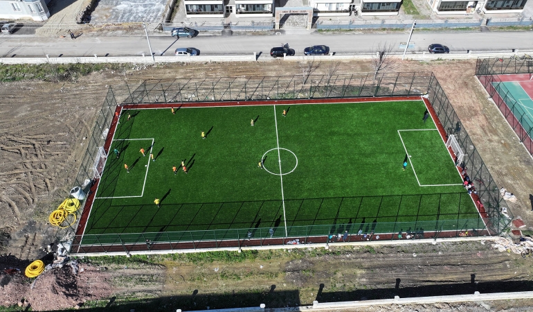 Futbol, basketbol, voleybol sahası Hanlıköy’de çocukların göz bebeği oldu