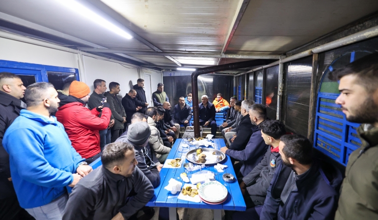 Serdivan’da Yeni Yıl Mesaisi: Belediye Ekipleri ve Güvenlik Güçlerine Moral Ziyareti