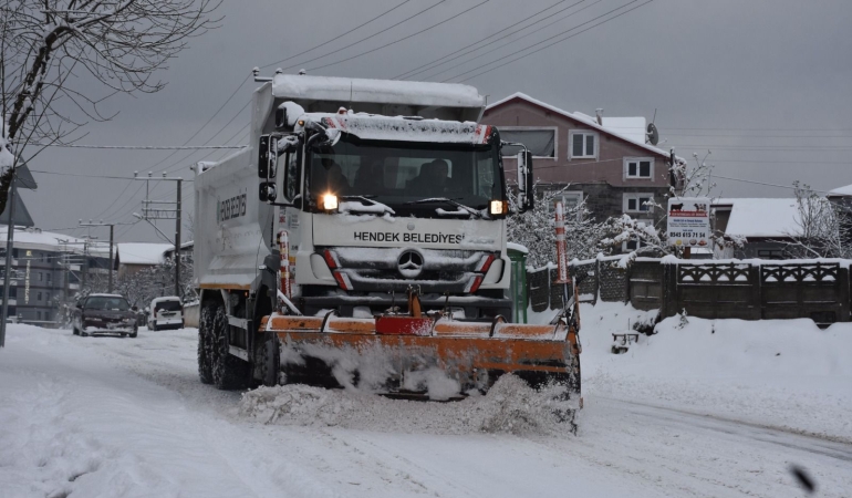 HENDEK’TE KARLA MÜCADELE ÇALIŞMALARI ARALIKSIZ SÜRÜYOR