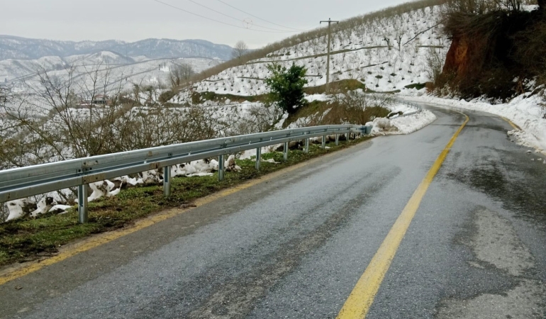 Büyükşehir’den şehrin kuzeyindeki 10 mahalleye güvenli sürüş için çelik bariyer montajı