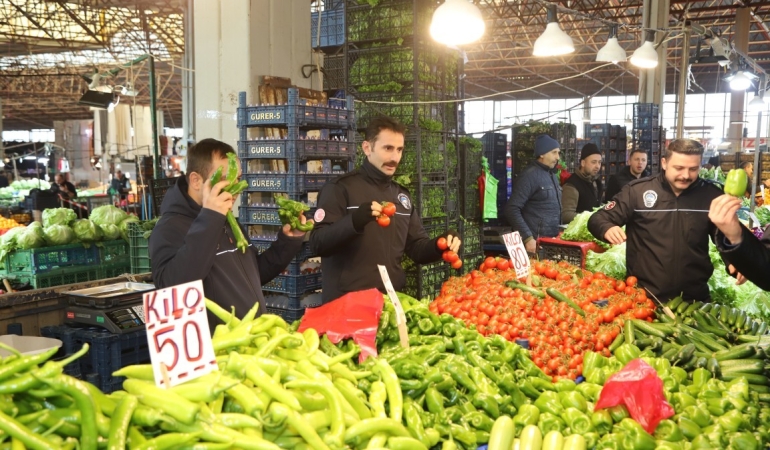 HENDEK’TE ZABITA EKİPLERİNİN PAZAR YERİ DENETİMİ DEVAM EDİYOR