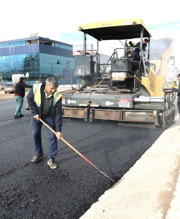 thumbnail_ERENLER’DE O CADDE ASFALT İLE YENİLENİYOR (1)