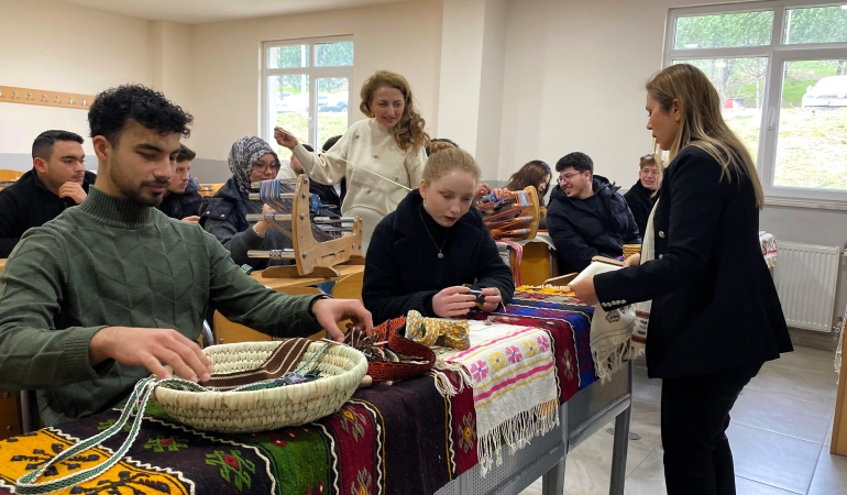 SUBÜ Sakarya MYO’da  Uygulamalı dokuma eğitimi düzenlendi