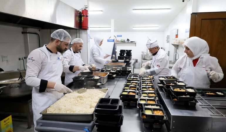 Ramazan’da 90 bin kişilik iftar yemeği Büyükşehir kazanlarında pişiyor