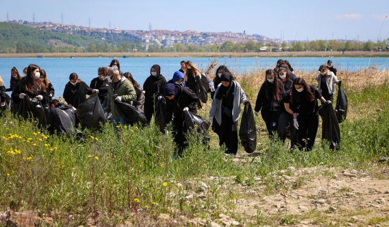 85 torba atık göle karışmadan toplandı;  Göl havzasına bırakılan atıklar gönüllü öğrencilerin desteğiyle temizlendi