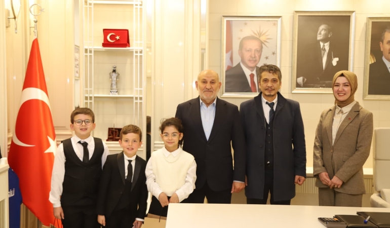 23 NİSAN’DA BAŞKANLIK KOLTUĞU MİNİK ÖĞRENCİLERE EMANET